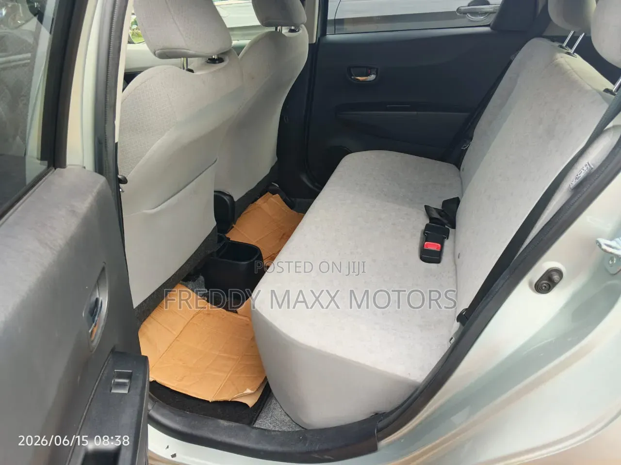 Toyota Vitz 2011 Silver