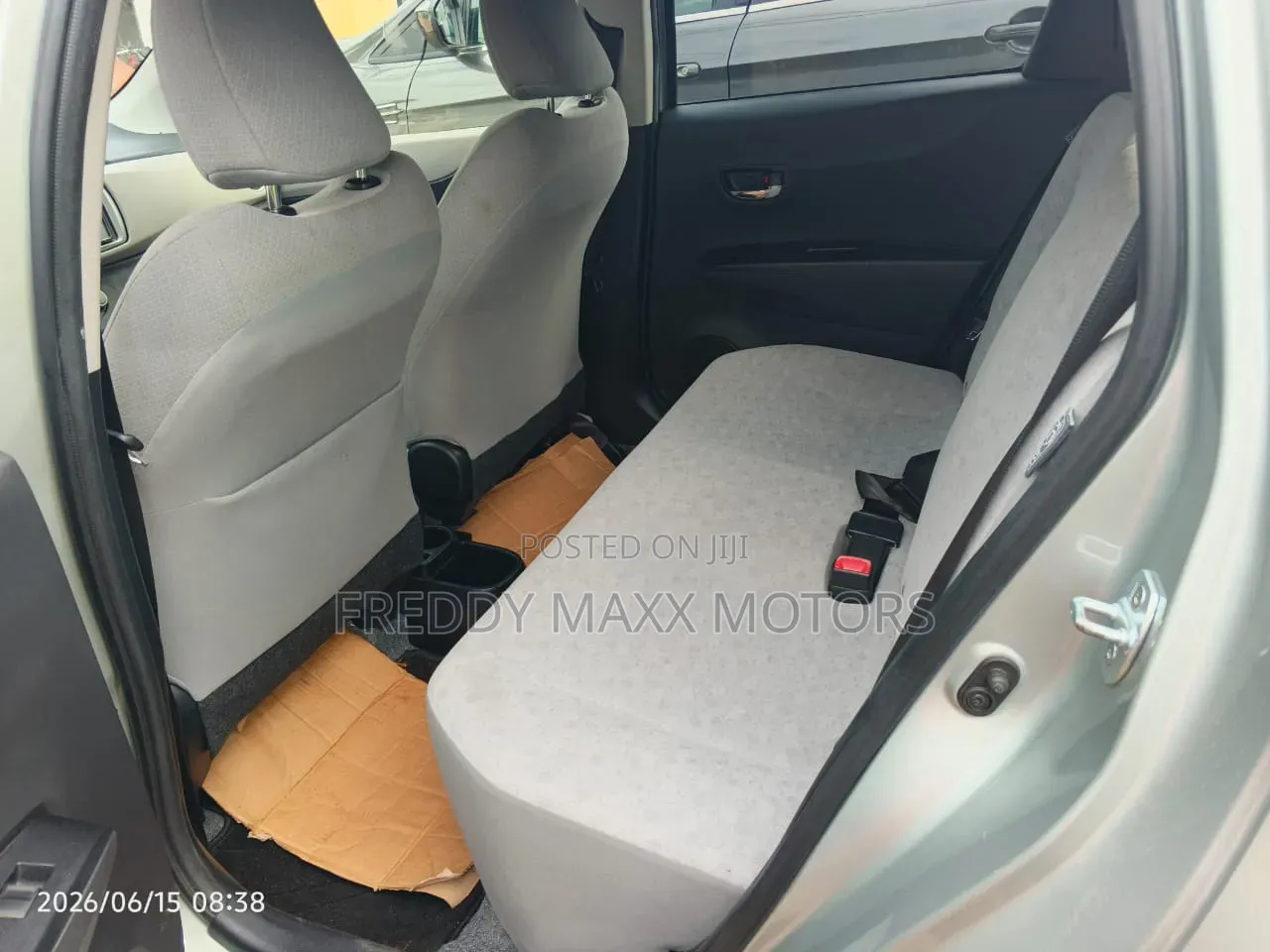 Toyota Vitz 2011 Silver