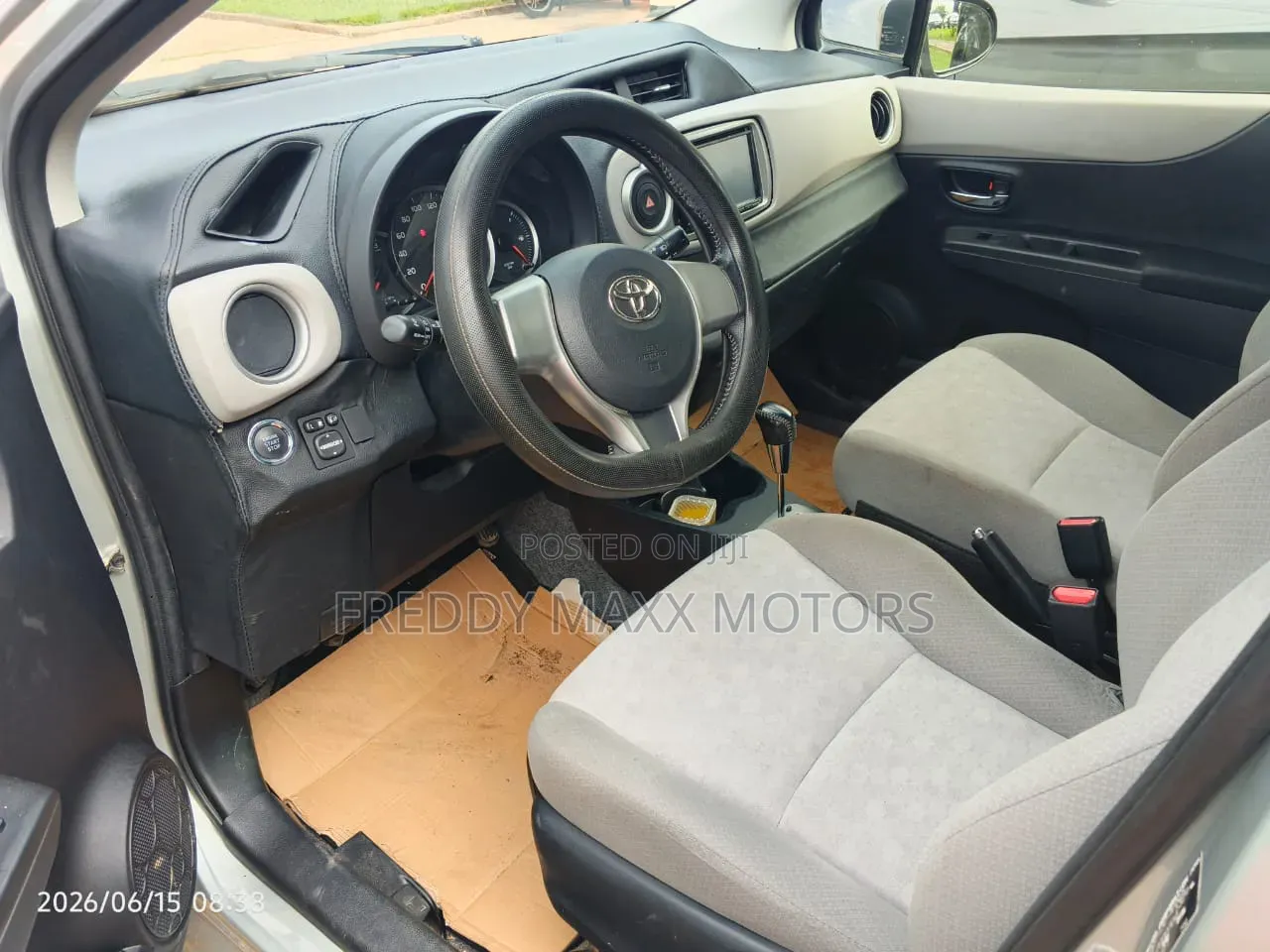 Toyota Vitz 2011 Silver