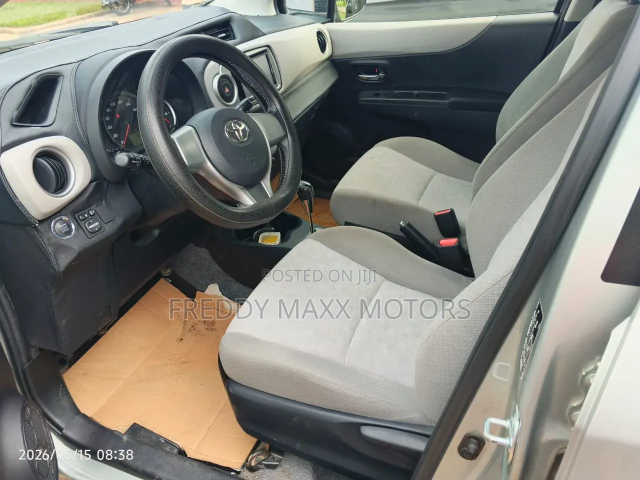 Toyota Vitz 2011 Silver