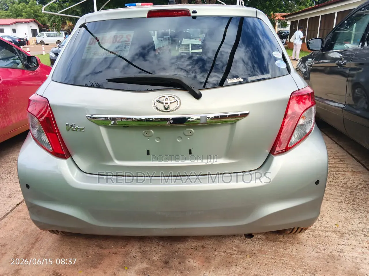 Toyota Vitz 2011 Silver