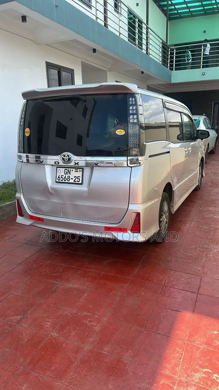 Toyota Voxy 2015 Silver