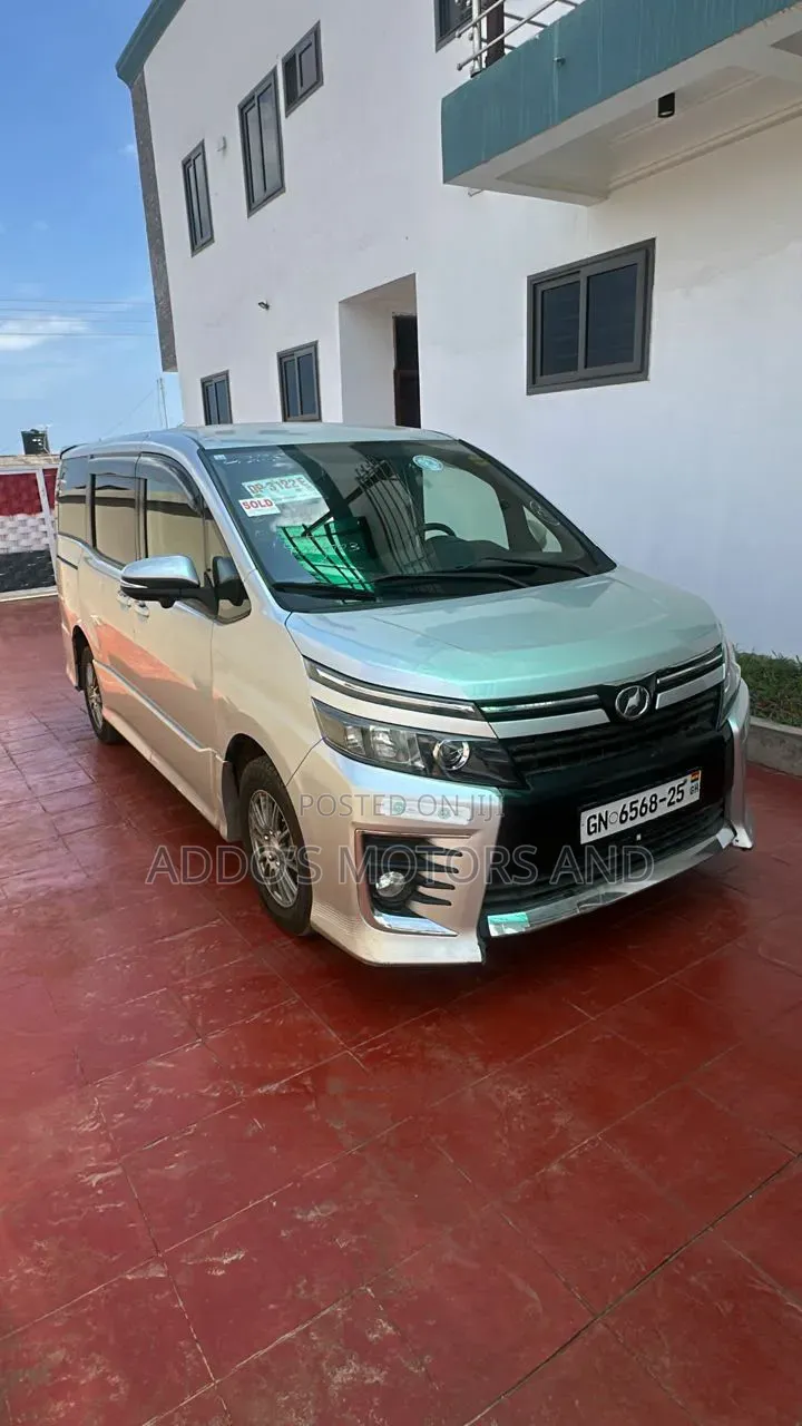 Toyota Voxy 2015 Silver