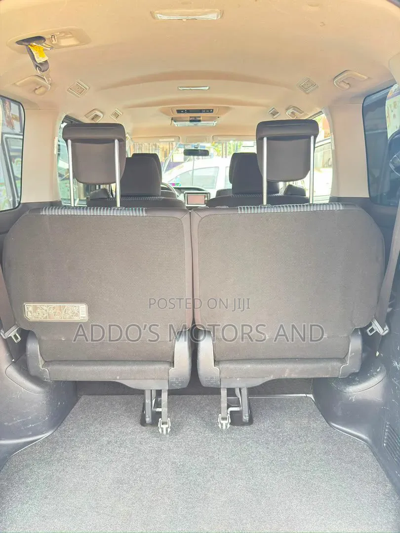Toyota Voxy 2015 Silver