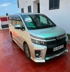 Toyota Voxy 2015 Silver