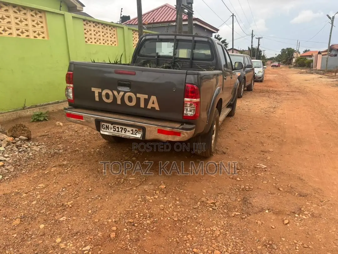 Toyota Hilux 2012 Gray