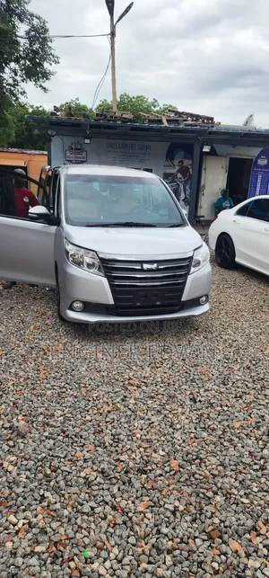 Toyota Noah 2.0 FWD (8 Seater) 2014 Gray