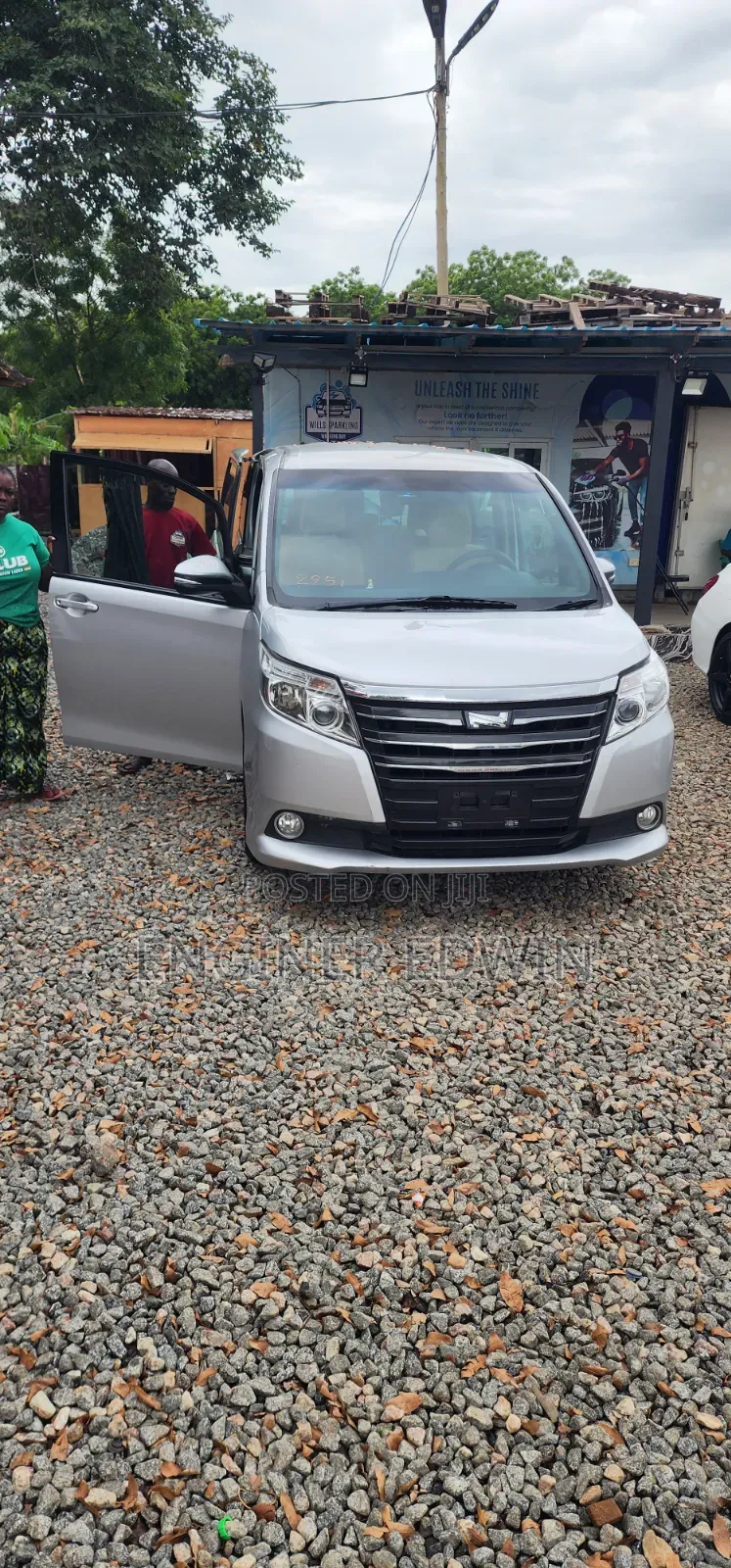 Toyota Noah 2.0 FWD (8 Seater) 2014 Gray
