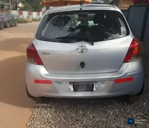 Toyota Vitz 2010 Silver
