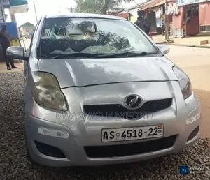 Toyota Vitz 2010 Silver