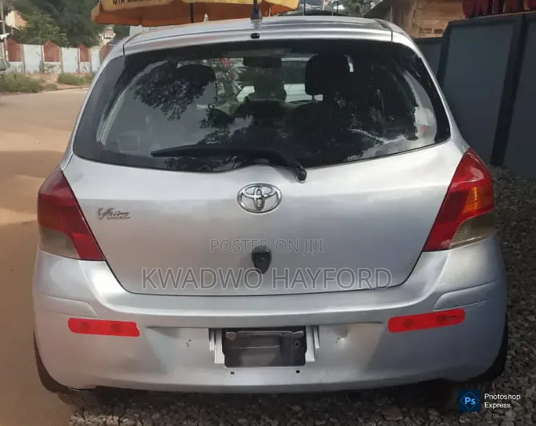 Toyota Vitz 2010 Silver