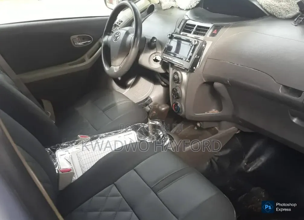 Toyota Vitz 2010 Silver