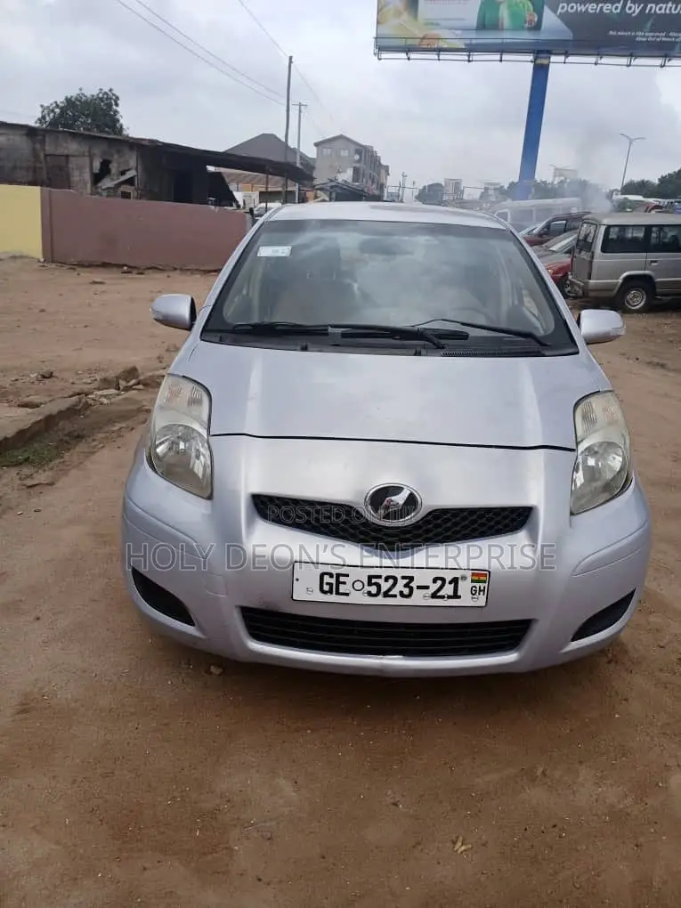 Toyota Vitz 1.5 FWD 5dr 2010 Silver