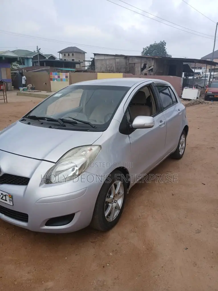 Toyota Vitz 1.5 FWD 5dr 2010 Silver