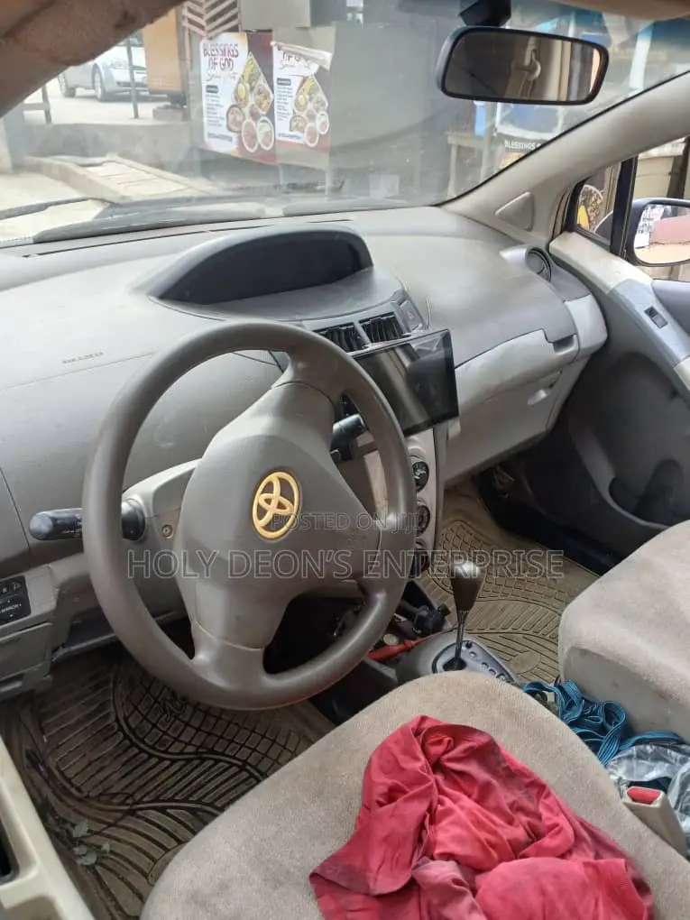 Toyota Vitz 1.5 FWD 5dr 2010 Silver