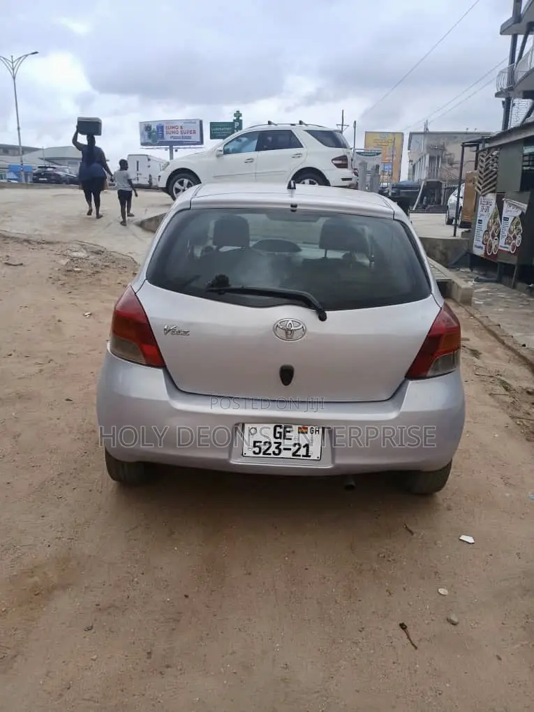 Toyota Vitz 1.5 FWD 5dr 2010 Silver