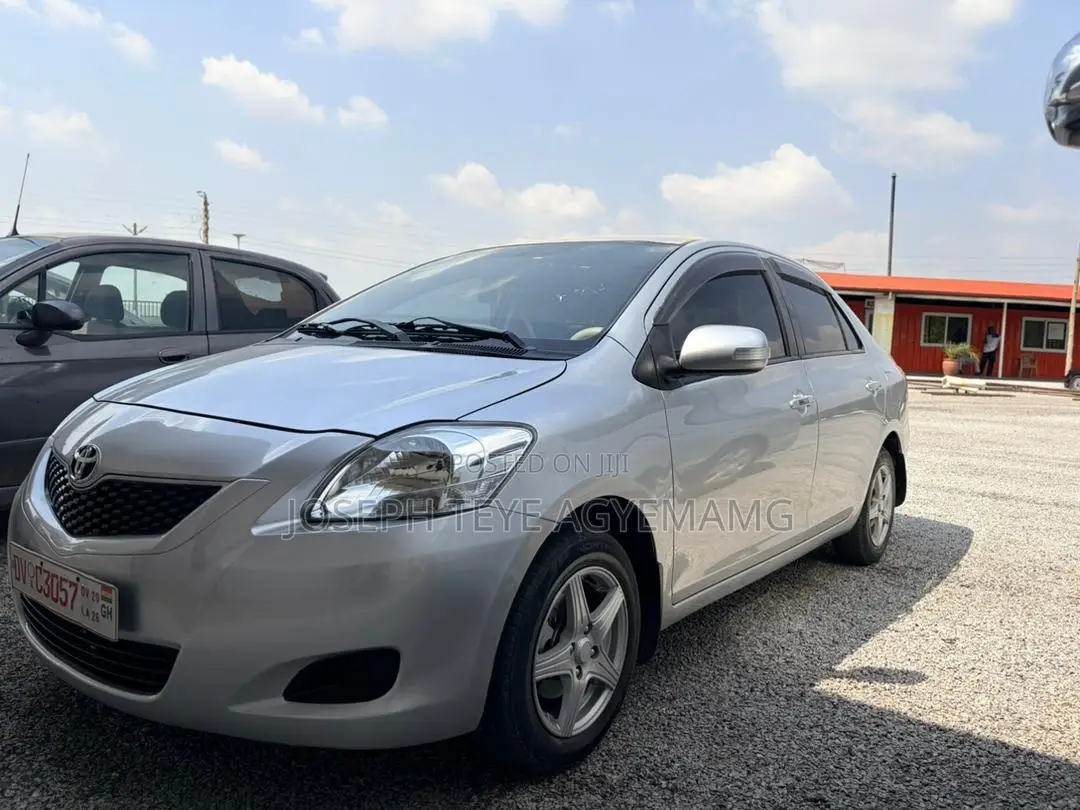 Toyota Yaris Base Sedan 4dr 2010 Silver