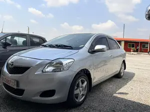 Toyota Yaris Base Sedan 4dr 2010 Silver