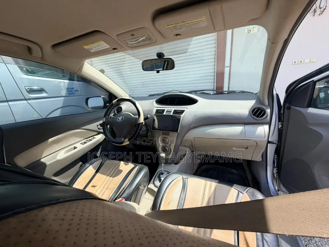 Toyota Yaris Base Sedan 4dr 2010 Silver