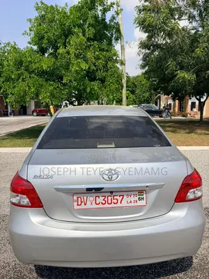 Toyota Yaris Base Sedan 4dr 2010 Silver