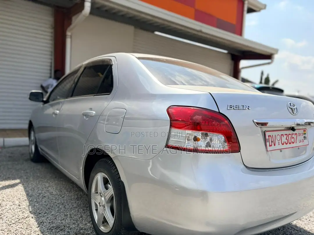 Toyota Yaris Base Sedan 4dr 2010 Silver