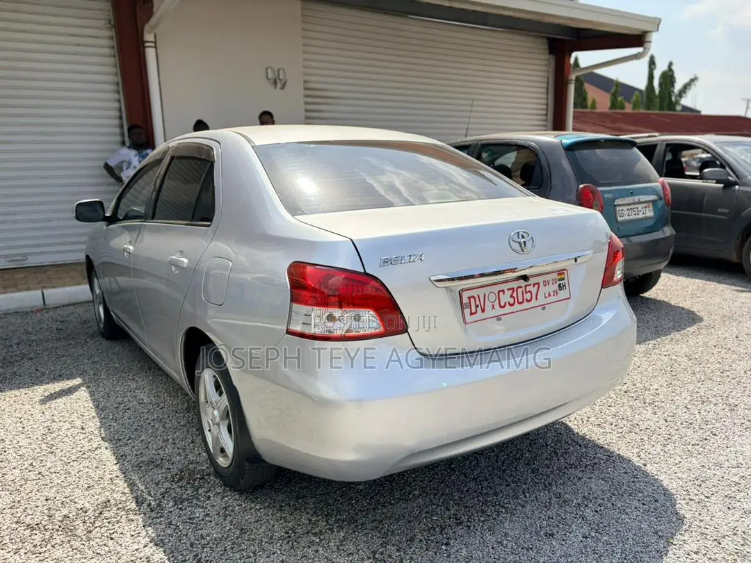 Toyota Yaris Base Sedan 4dr 2010 Silver