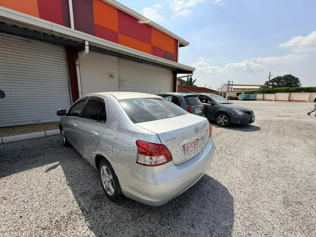 Toyota Yaris Base Sedan 4dr 2010 Silver