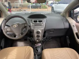 Toyota Vitz 2010 Silver