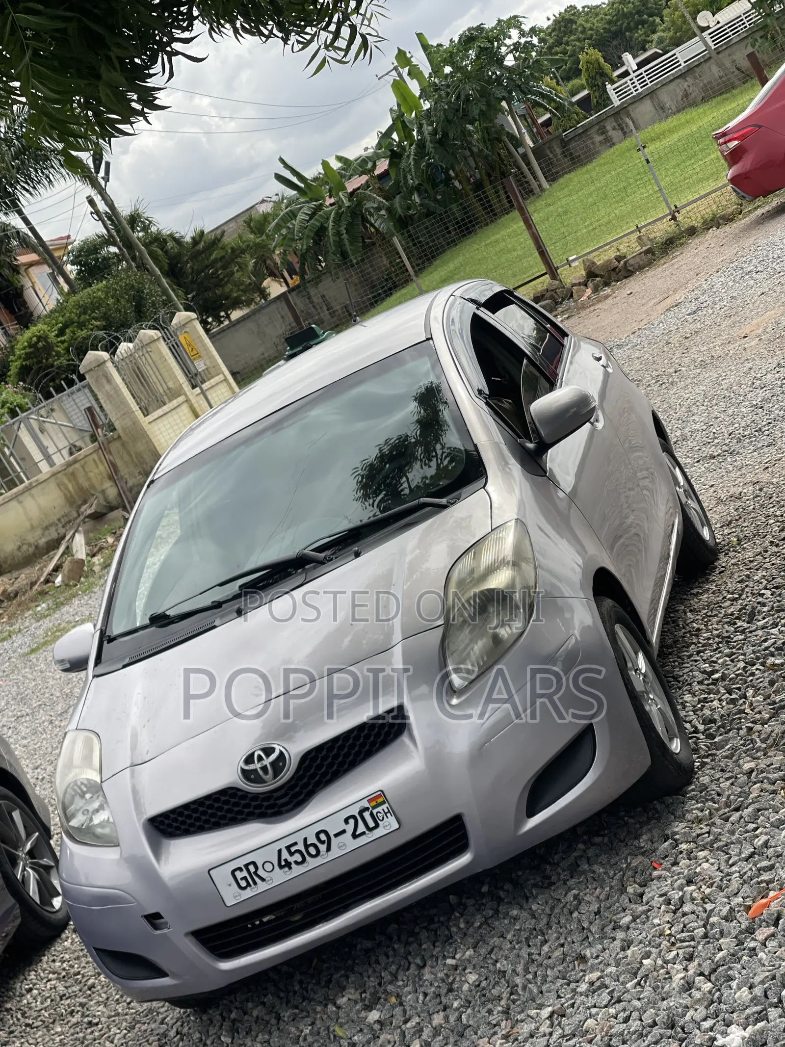 Toyota Vitz 2010 Silver