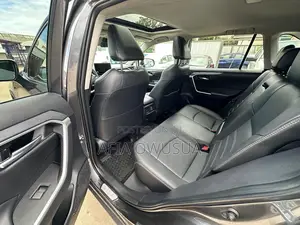 Toyota RAV4 XLE 2025 Black