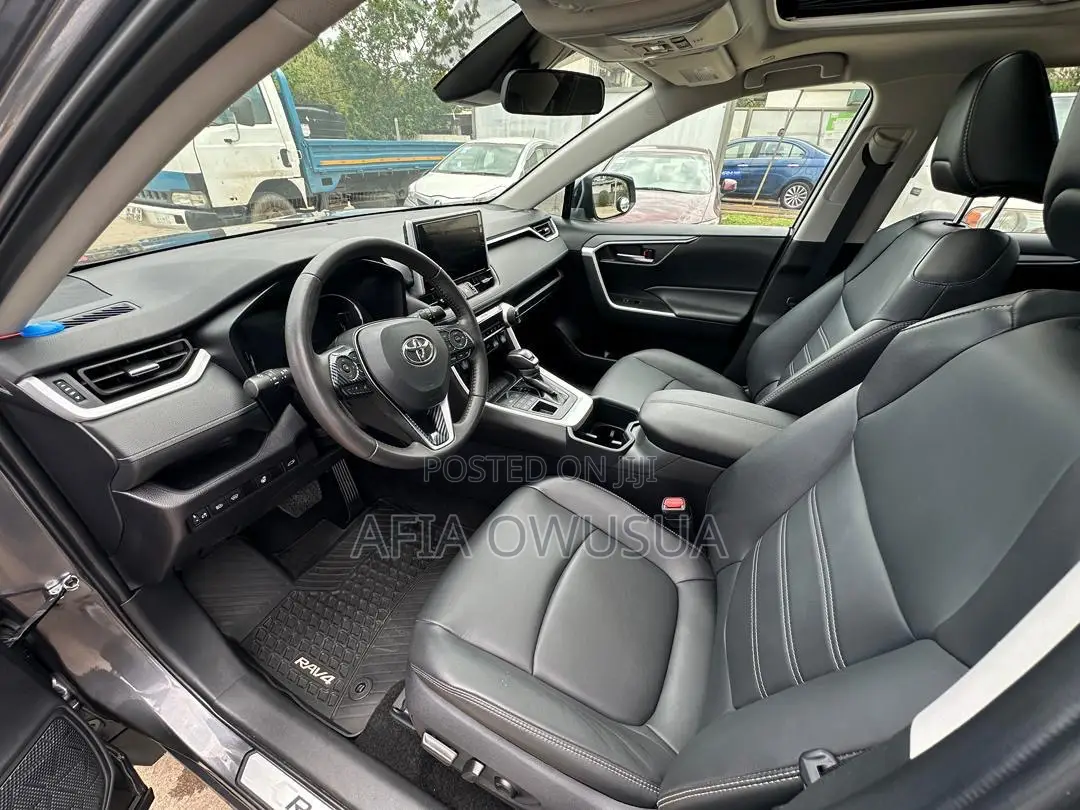 Toyota RAV4 XLE 2025 Black