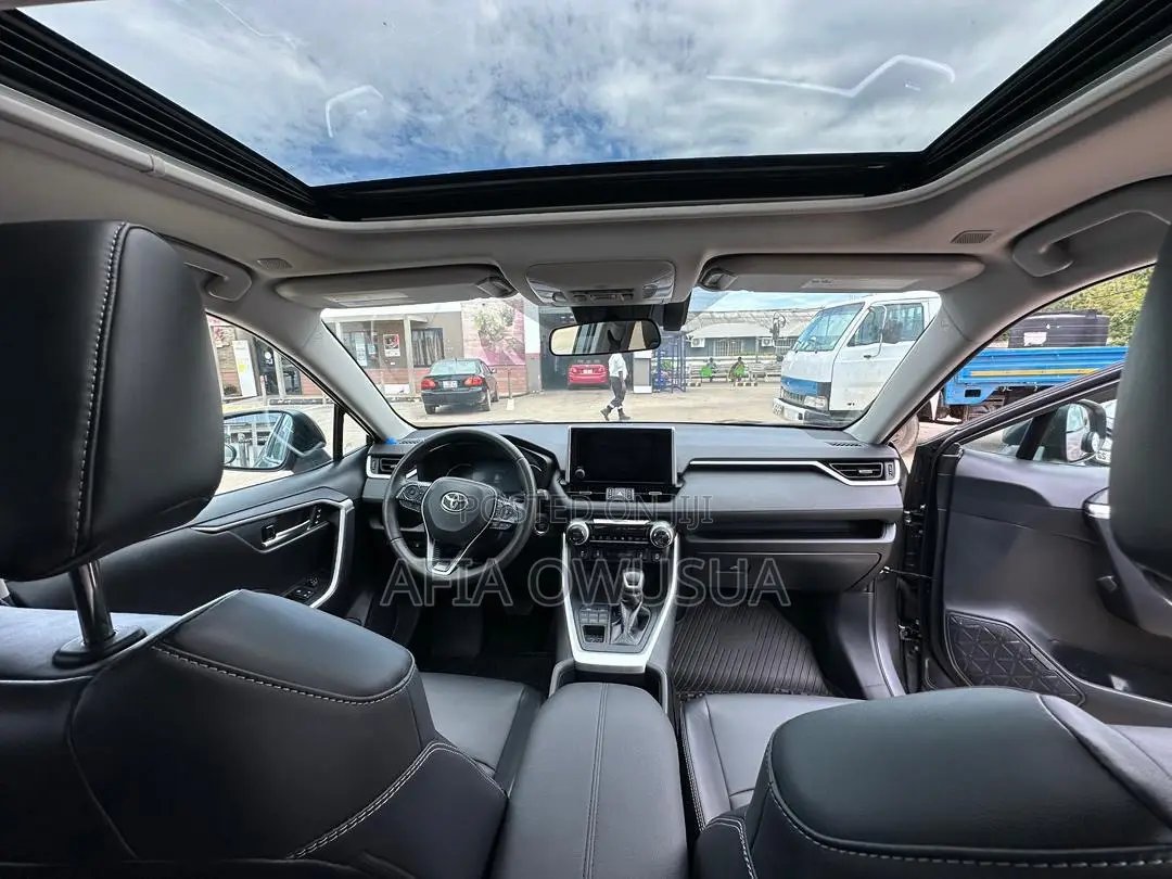 Toyota RAV4 XLE 2025 Black