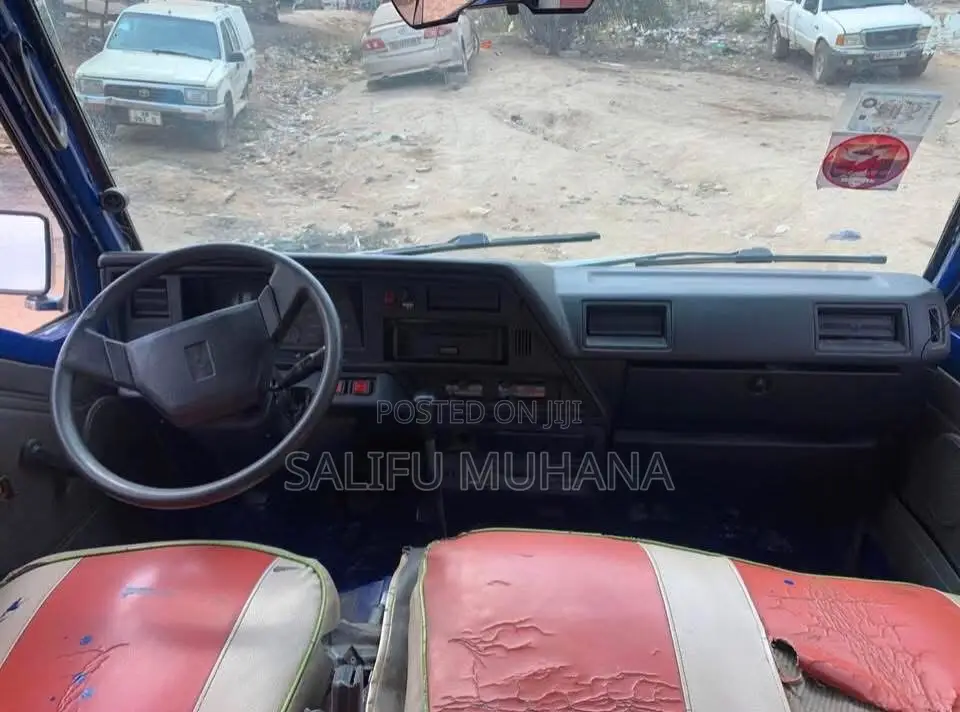 Nissan Caravan (Urvan) 2001 Blue