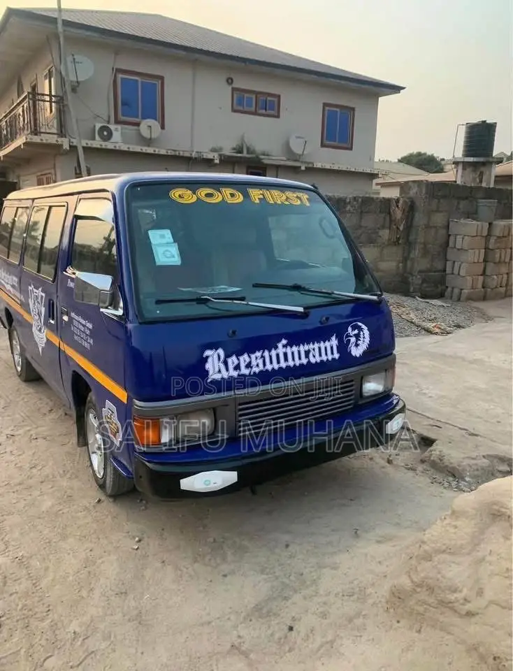 Nissan Caravan (Urvan) 2001 Blue