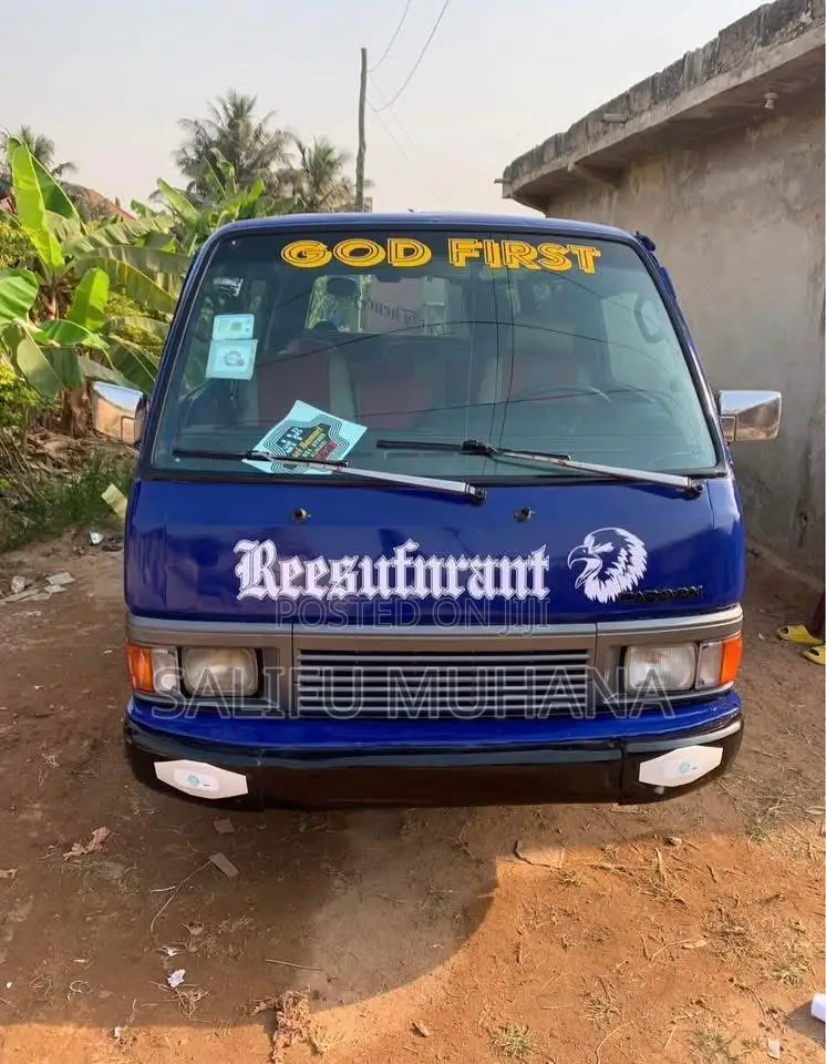 Nissan Caravan (Urvan) 2001 Blue