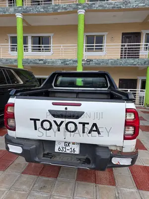 Toyota Hilux Revo Double Cab Petrol 2.7 AWD 2016 White
