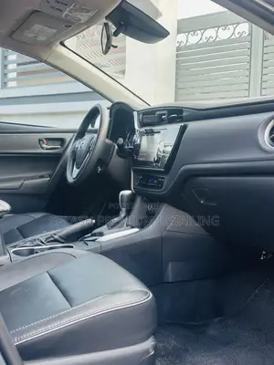 Toyota Corolla XLE (1.8L 4cyl 2A) 2018 Gray