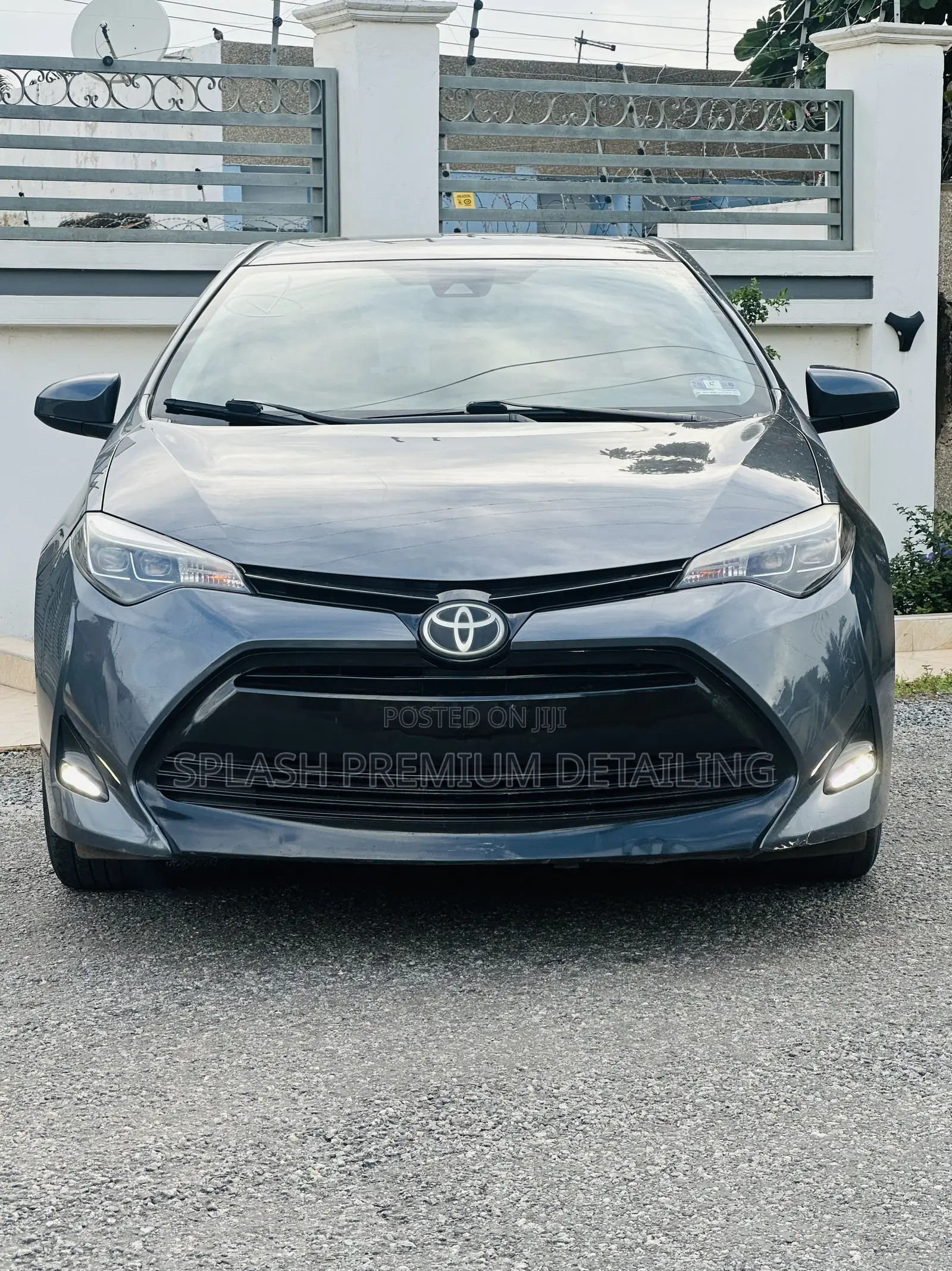 Toyota Corolla XLE (1.8L 4cyl 2A) 2018 Gray