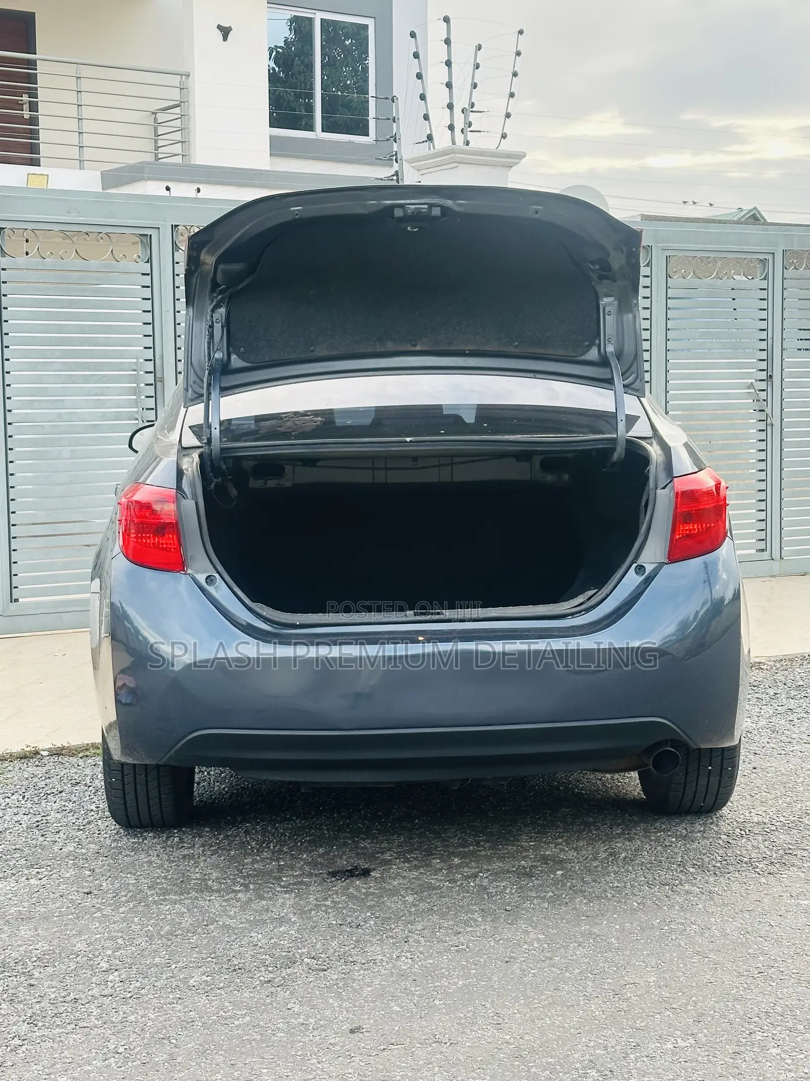 Toyota Corolla XLE (1.8L 4cyl 2A) 2018 Gray