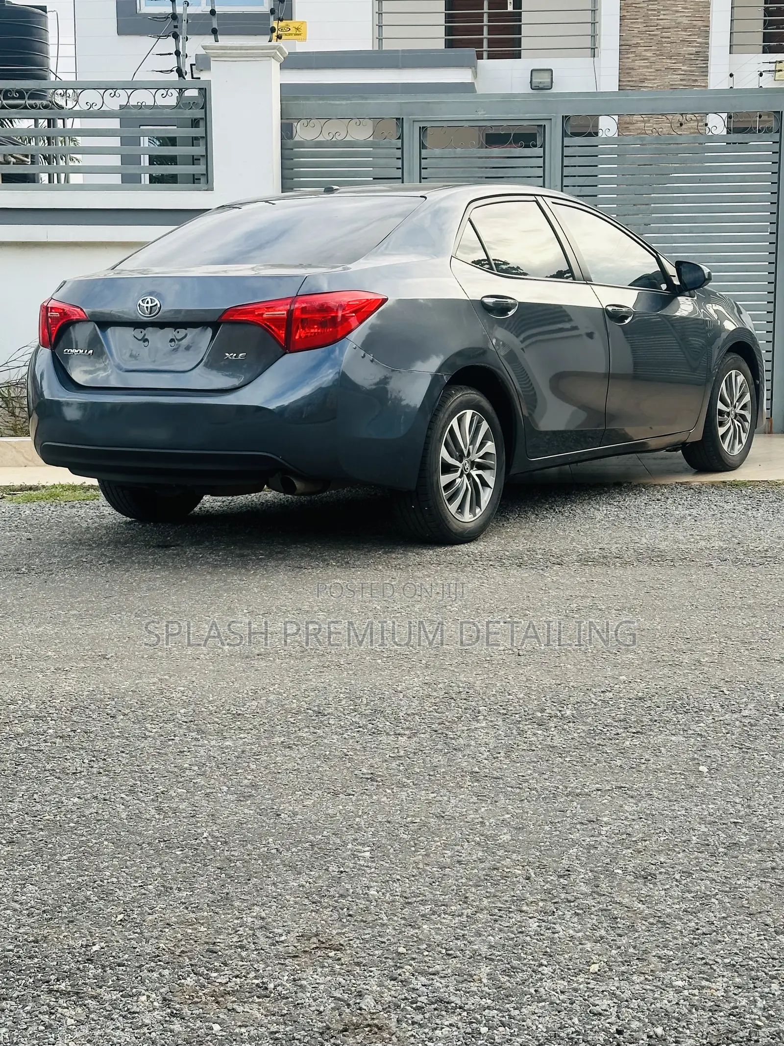 Toyota Corolla XLE (1.8L 4cyl 2A) 2018 Gray