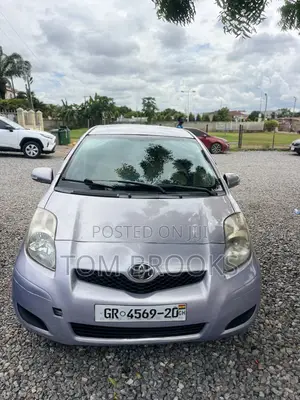Toyota Vitz 2010 Silver