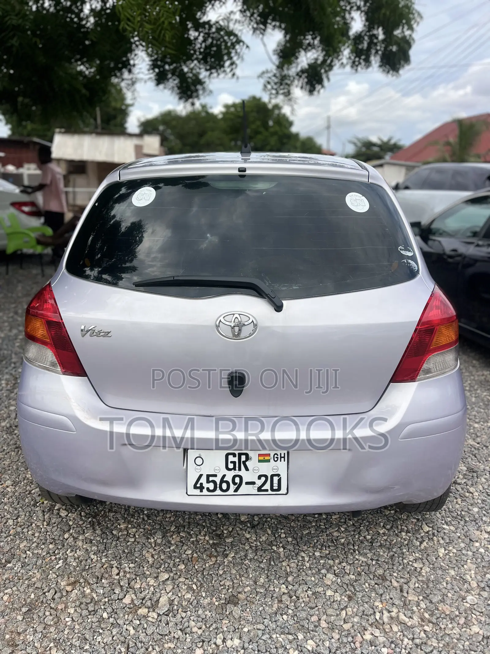 Toyota Vitz 2010 Silver