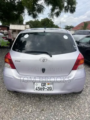 Toyota Vitz 2010 Silver