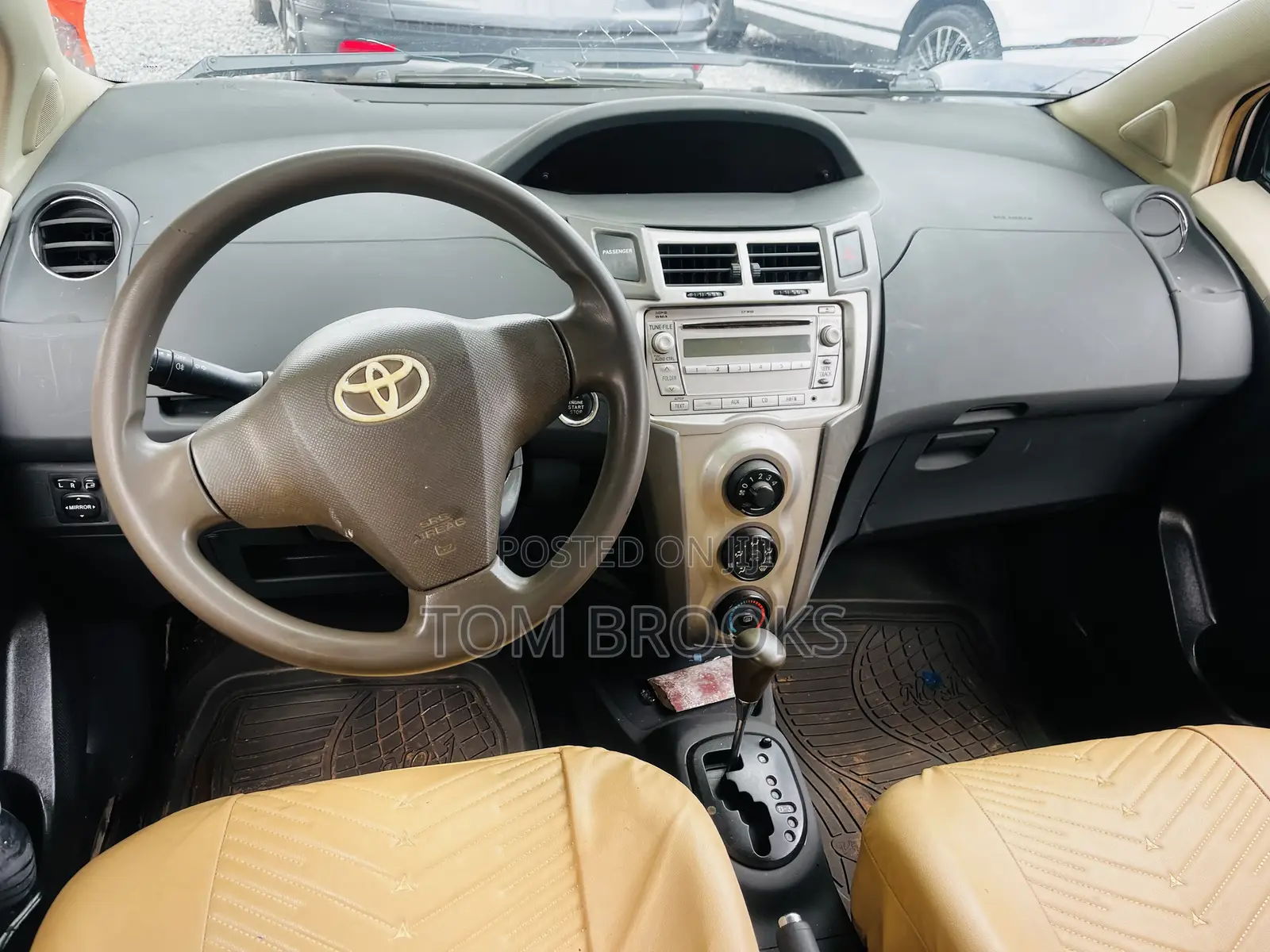 Toyota Vitz 2010 Silver