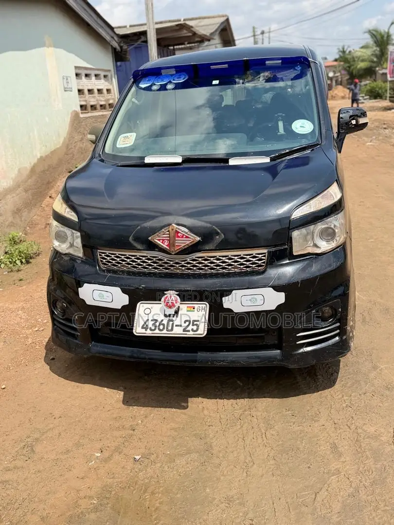 Toyota Voxy 2013 Black