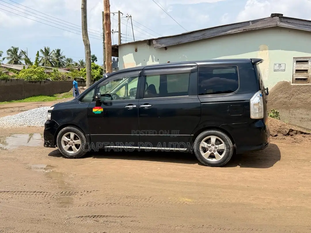 Toyota Voxy 2013 Black