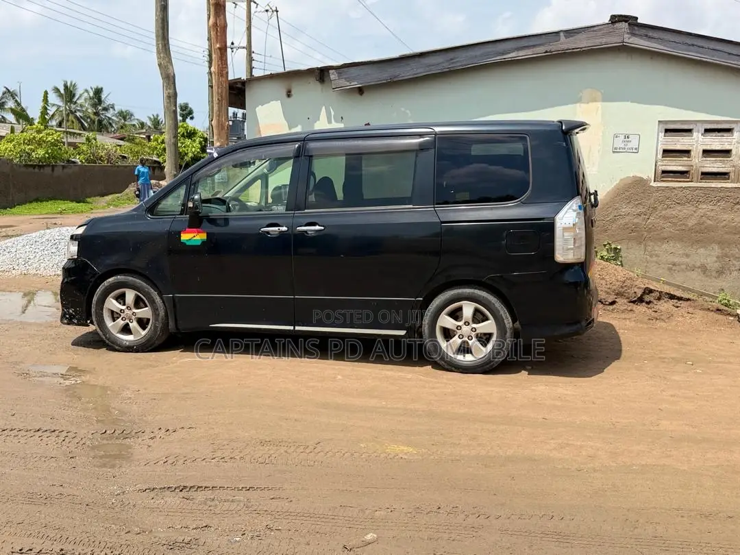 Toyota Voxy 2013 Black