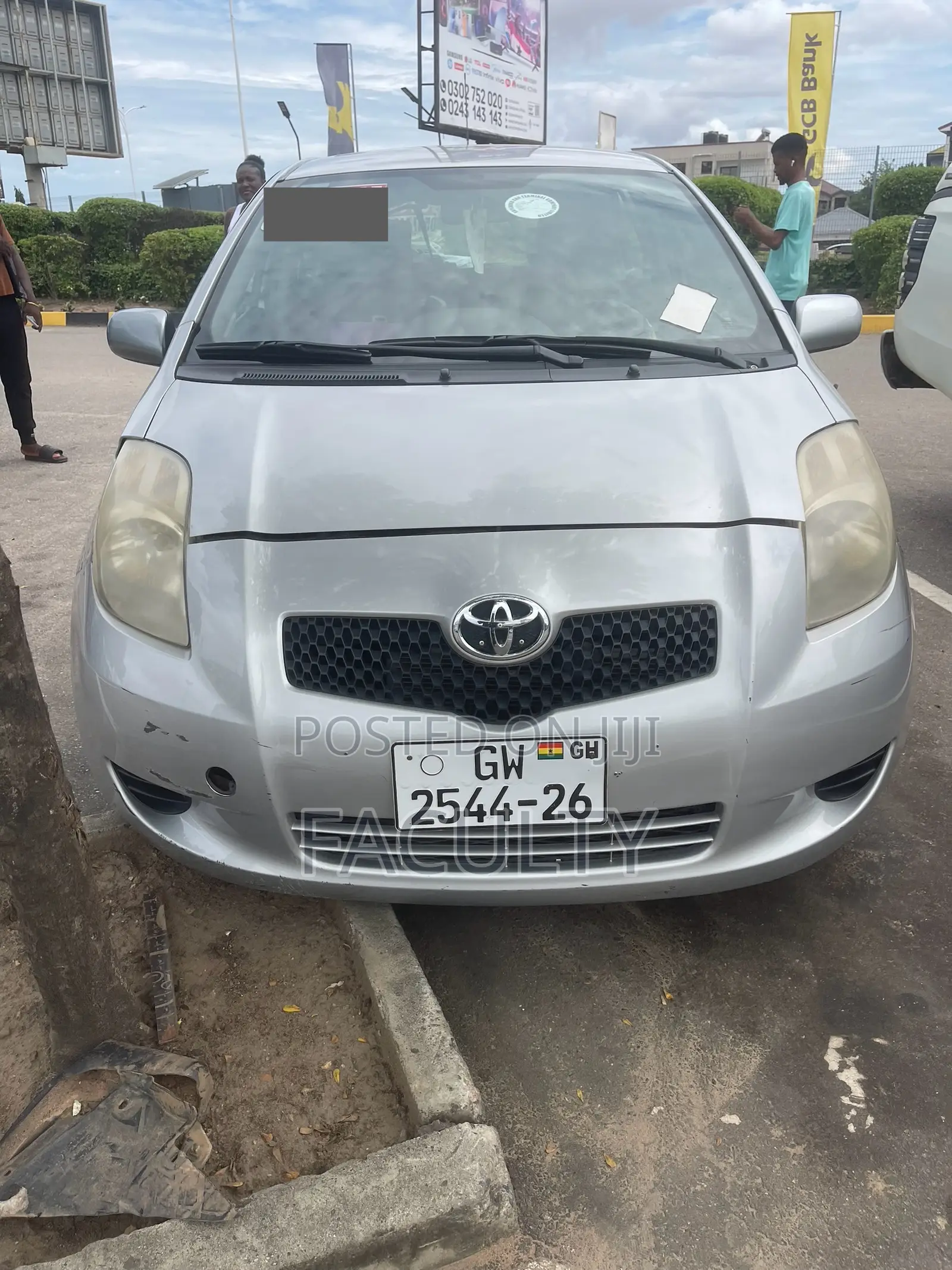 Toyota Yaris Base Hatchback 5dr 2010 Silver