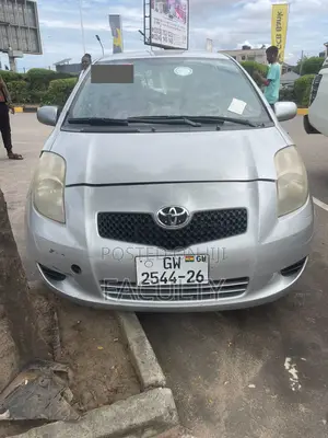 Toyota Yaris Base Hatchback 5dr 2010 Silver
