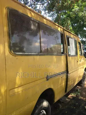 Mercedes-Benz Sprinter 2000 Yellow